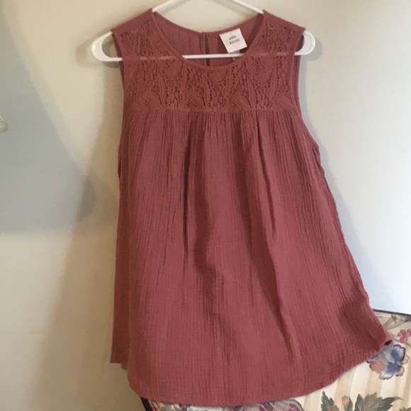 Knox Rose Tops - Lacy detail on this delicate looking top. Size L